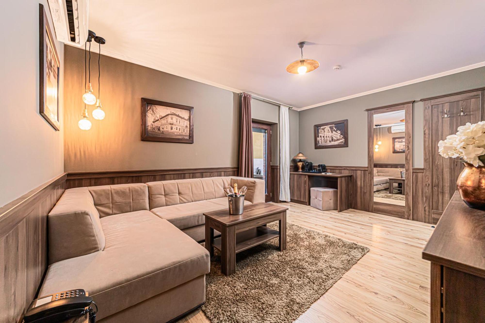 Komlo Hotel 귤러 외부 사진